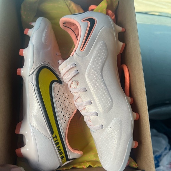 Soccer Cleats kids 4.5 fits ladies size 6 legend elite worn once - Picture 4 of 5